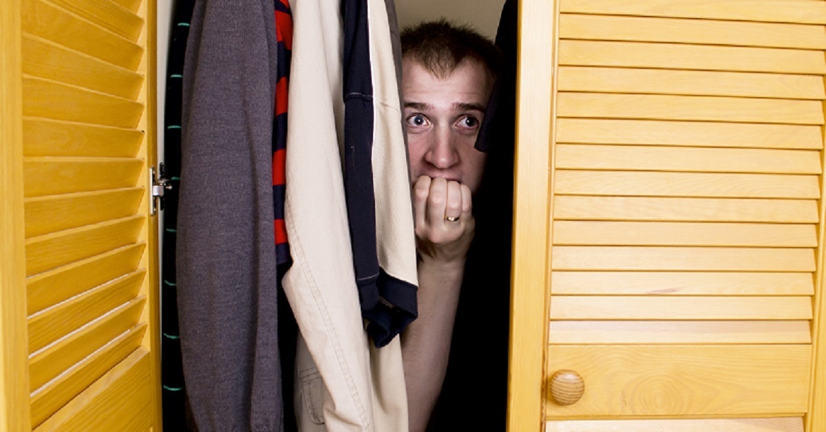 Мужские подглядывания. Прячется в шкафу. Спрятался в шкафу. Мужчина шкаф. Парень в шкафу прячется.