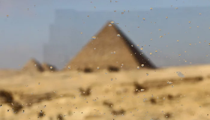 I started taking pictures of the pyramids, but then... - My, Giza, Cairo, Pyramid, Pyramids of Egypt, Rain