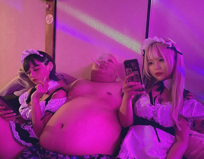 Just a photo of a plump with maids - The photo, Housemaid, Smoking, Fullness, What's happening?
