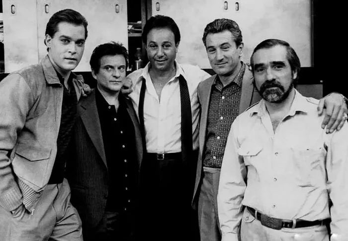 Goodfellas (1990) - Actors and actresses, Hollywood, Movies, What to see, Martin Scorsese, Ray Liotta, Joe Pesci, Robert DeNiro, Good guys, Black and white photo, Photos from filming