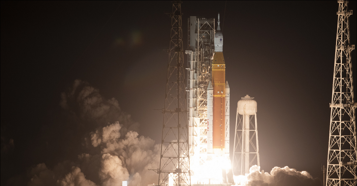 Ракета луна. SLS НАСА ракета. Ракета старт. Старт космической ракеты. Запуск космической ракеты.