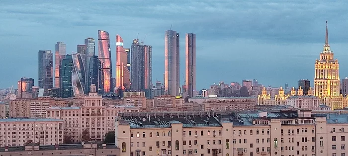 How the evening sun in the City was reflected to me. And to the right Ukraine reflected it) - My, Photo on sneaker, Sunset, Moscow, Moscow City, Landscape