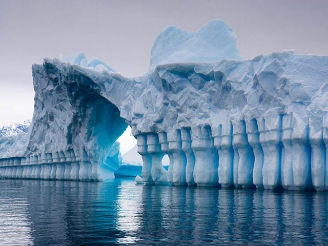 Ледяные образования в Антарктиде, которые выглядят как ледяные стены, колонны и арка Лед, Антарктида, Парейдолия