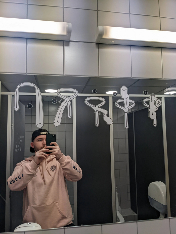 На этом зеркале в ванной комнате в Таллиннском аэропорту есть инструкции о том, как завязывать галстук
