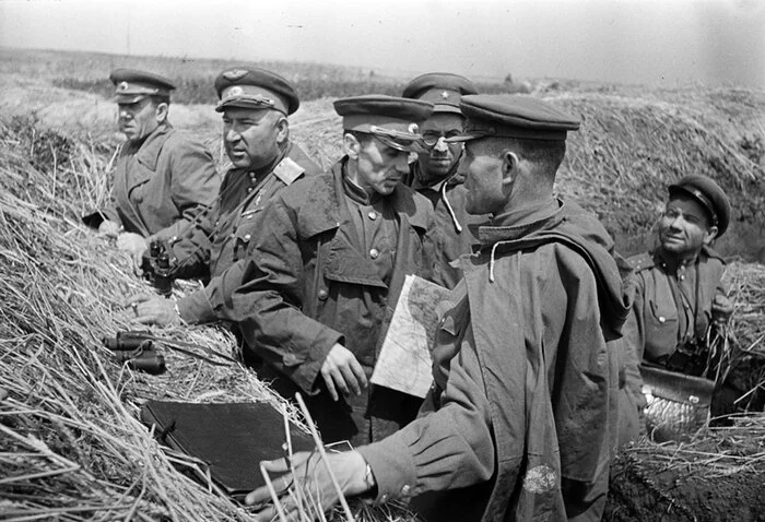 - This is not an army commander, this is a free application to the army: This is how the divisional commander A.V. Gorbatov commander of the 38th Army K.S. Moskalenko - My, The Great Patriotic War, War, History of the USSR, Longpost, Politics