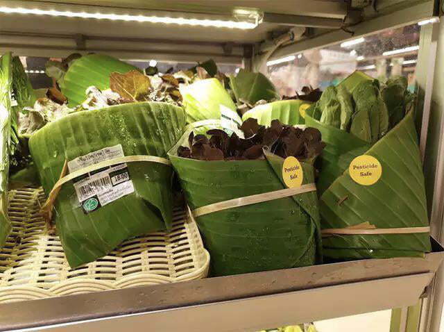 Таиландский супермаркет отказался от пластиковой упаковки в пользу банановых листьев