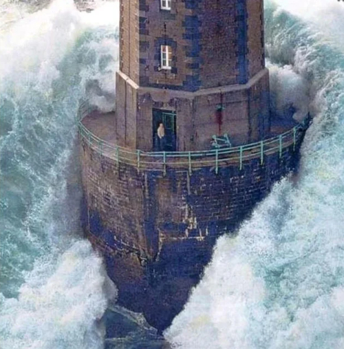 A powerful wave hit the lighthouse in France - Nature, Wave, Lighthouse, France