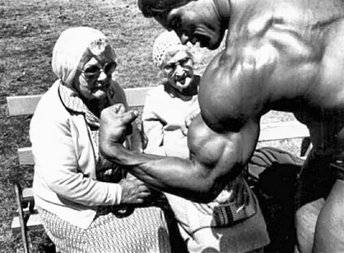 Arnold Schwarzenegger and pensioners, USA, 1970 - The photo, Old photo, Black and white photo, Arnold Schwarzenegger, Retirees, 70th