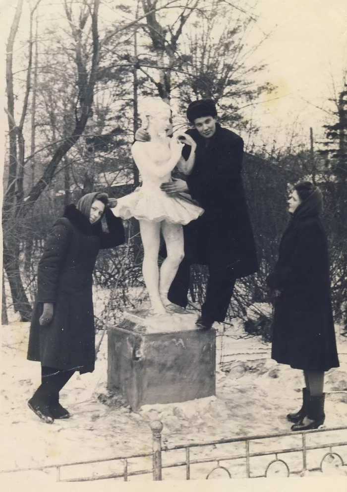 dad and girls - My, The photo, Krasnoyarsk, Old photo, Black and white photo, Relatives, Girls, 50th, Father