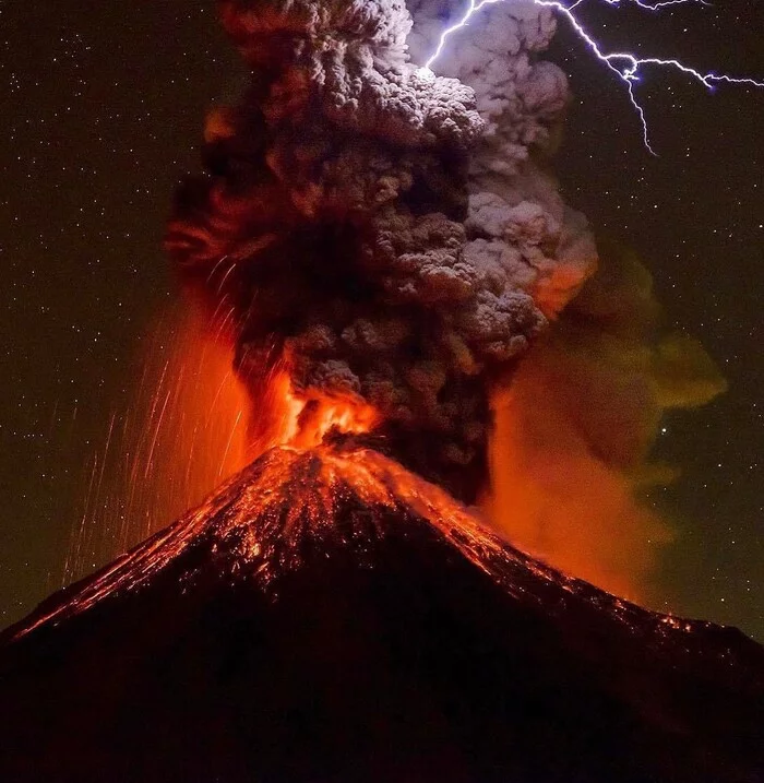 scary beautiful - Volcano, Eruption, Lightning, Magma, Starry sky, Stars, The photo, Lava, Colima Volcano