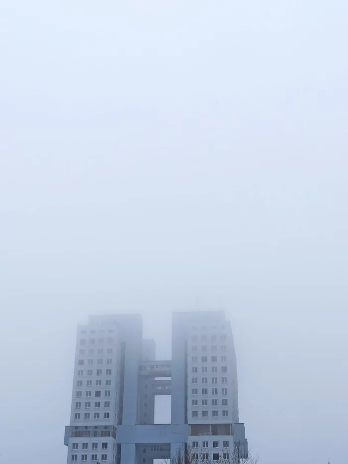 Out of the mist - My, Town, The photo, Architecture, Kaliningrad, Fog, Suspense, House of Soviets
