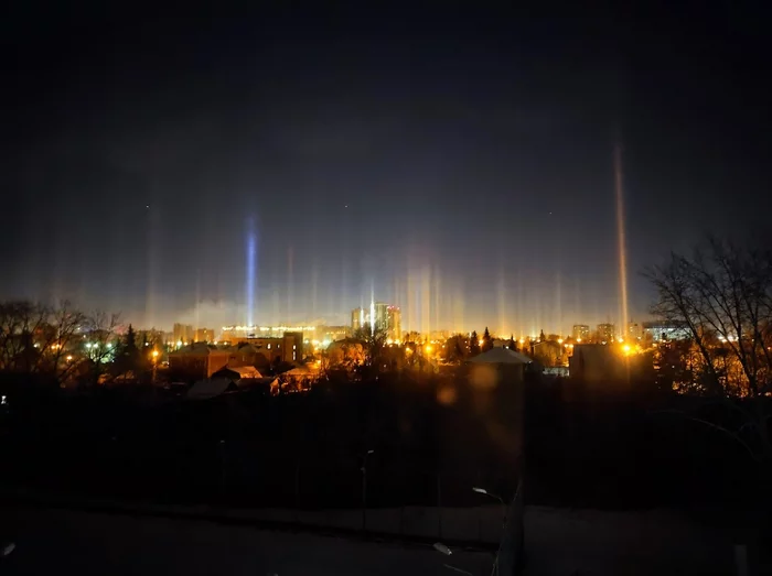Light pillars at dawn - My, Morning, freezing, Halo, Light poles, Optical phenomenon, dawn, The photo