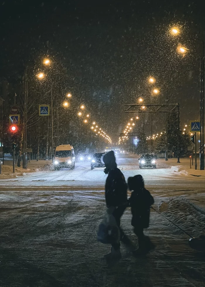 Pedestrians - My, Winter, A pedestrian, Mobile photography, Evening, Snow, Snowfall, Lamp, Night city, Lightroom