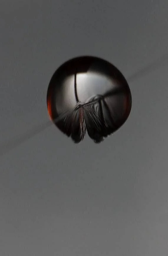 A drop of water in the fall is cut by a thin (0.1 mm) wire: - Drops, Water, Wire, Longpost