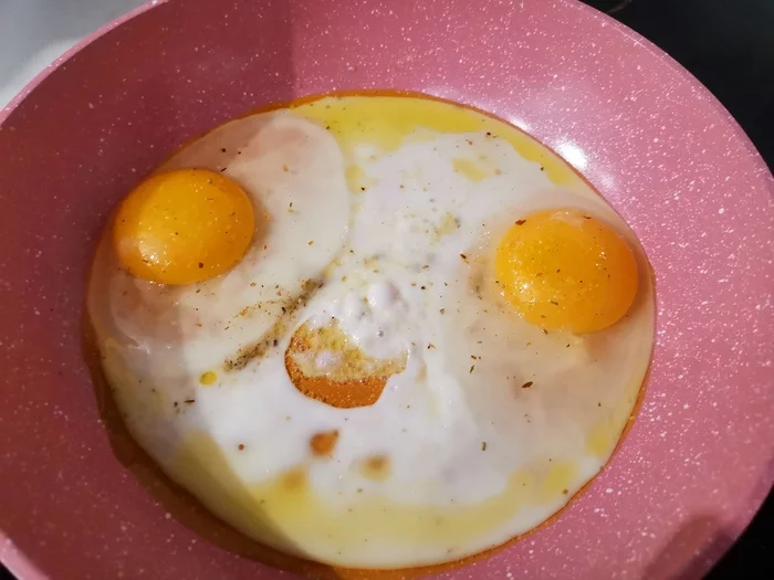 Satisfied fried eggs - My, Humor, Pareidolia, Omelette, Food, Snide face