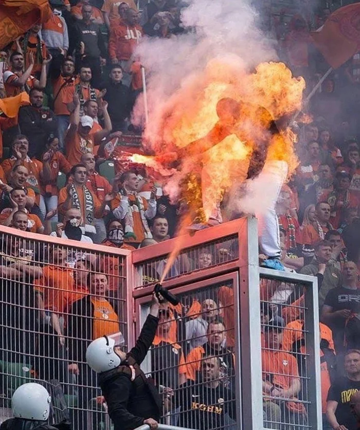 Fire is not a toy for children - Football, Болельщики, Burn