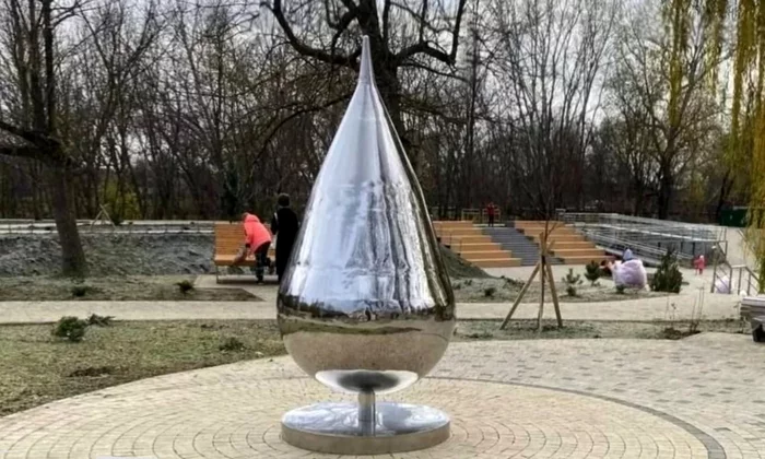 The new art object Drop did not appeal to residents of the Seversky district of the Krasnodar Territory - My, Краснодарский Край, news, Scandal, Seversky District, Art object, Beautification, Video, Longpost, Negative, Installation