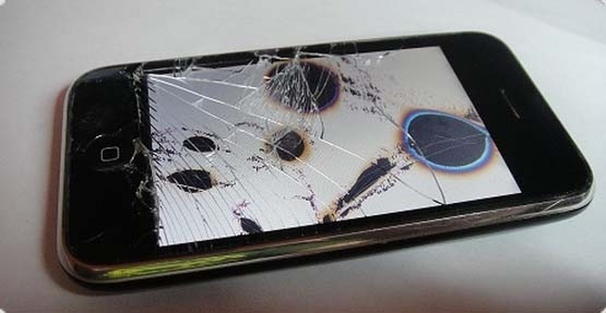 После падения черный экран. Iphone 3gs разбитый. Разбит экран телефона. Разбитый дисплей. Разбитый дисплей смартфона.