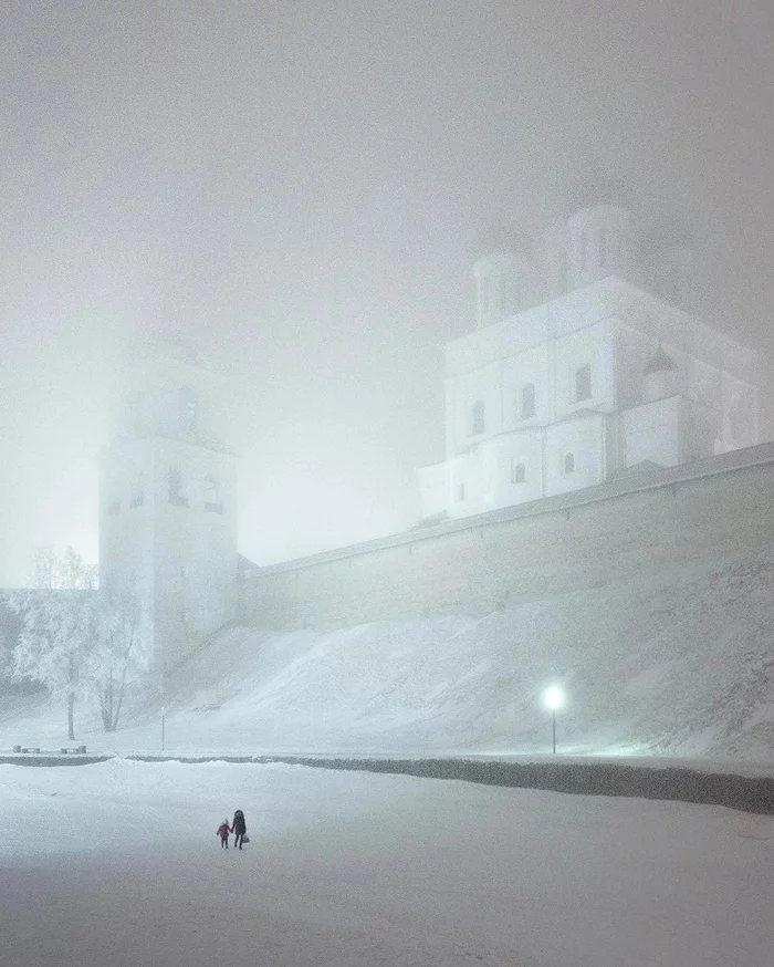 Туманное утро в Пскове. Мама ведёт дочку в школу - Псков, Фотография, Снег, Зима, Красота, Туман, Утро, Повтор