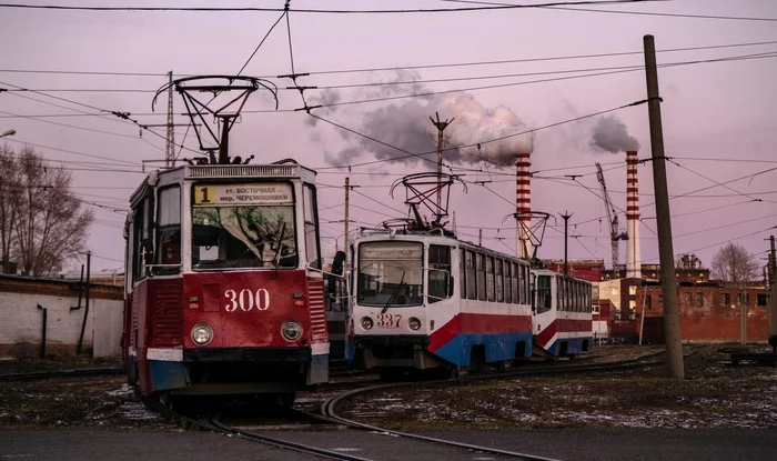 Старые работники на стоянке - Моё, Фотография, Сибирь, Томск, Трамвай, Уквз, Ктм