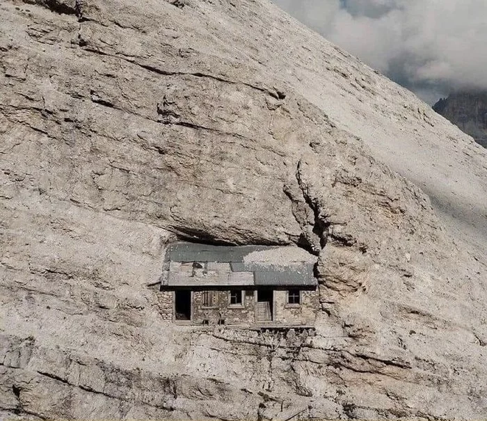 Dwelling in the mountains - House, Lodging, The mountains, Height, The rocks, Interesting, Architecture