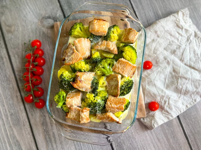 Delicious casserole in the oven with potatoes, pink salmon and broccoli - My, Cooking, Recipe, Yummy, Preparation, Longpost, A fish, Broccoli
