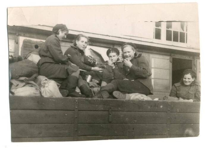 Машина везет девушек из Фюрстенвальде в Берлин на поезд до Ростова-на-Дону. На обороте надпись. 05.08.1945 г