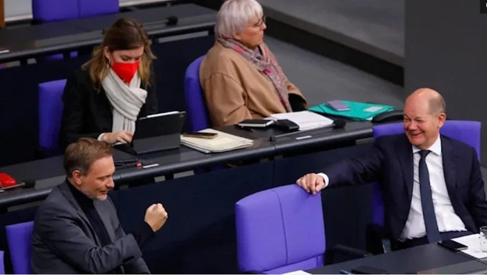 «Ледниковый период» в парламенте Германии: депутаты сидят в кабинетах в пальто