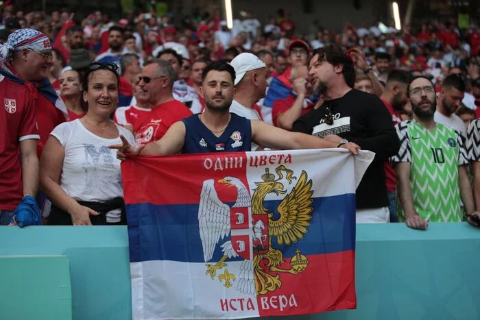 At the 2022 World Cup match, the combined flag of Russia and Serbia was hung out - Russia, Serbia, FIFA World Cup 2022, Болельщики, Flag, World championship, Soccer World Cup
