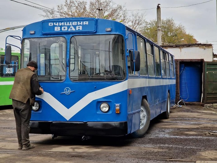 Переоборудованный троллейбус для раздачи воды в Николаеве Электротранспорт, Троллейбус, Зиу-9, Вода, Николаев, Длиннопост