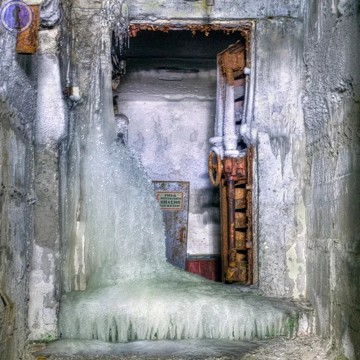 Ice-bound half-ton hermetic door in an abandoned bomb shelter - Bomb shelter, Hermetic door, Abandoned, Yandex Zen