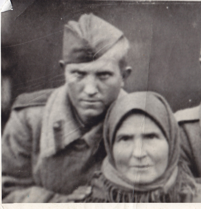 Солдат с матерью 1943 ... Фотография, Черно-белое фото, Старое фото, Пленка, 1943, Память, Великая Отечественная война