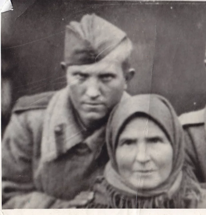 Soldier with his mother 1943 ... - The photo, Black and white photo, Old photo, Film, 1943, Memory, The Great Patriotic War