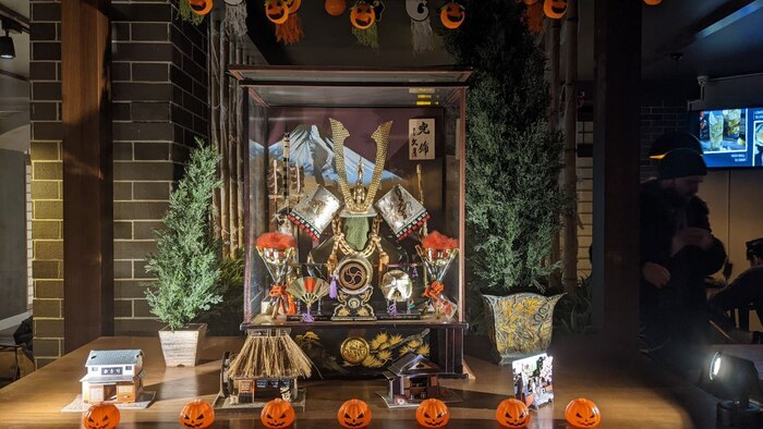 Хэллоуинско-буддийский алтарь в монгольском ресторане японской кухни