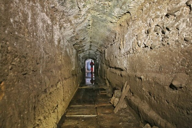 Archaeological excavations in the sewers of the Colosseum - Coliseum, Archeology, Bones, Archaeological finds, Ancient Rome, Animals, The Roman Empire, Rome, Italy, Rare coins, Ancient coins, Sewerage, Archaeological excavations, Hydraulic engineering, Video, Youtube, Longpost