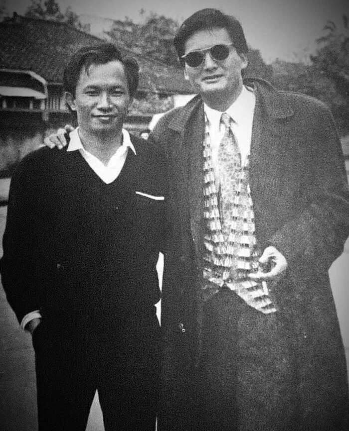 John Woo and Chow Yun Fat on the set of Bright Tomorrow - Actors and actresses, John Woo, Chow Yunfat, Hong kong cinema, Black and white photo