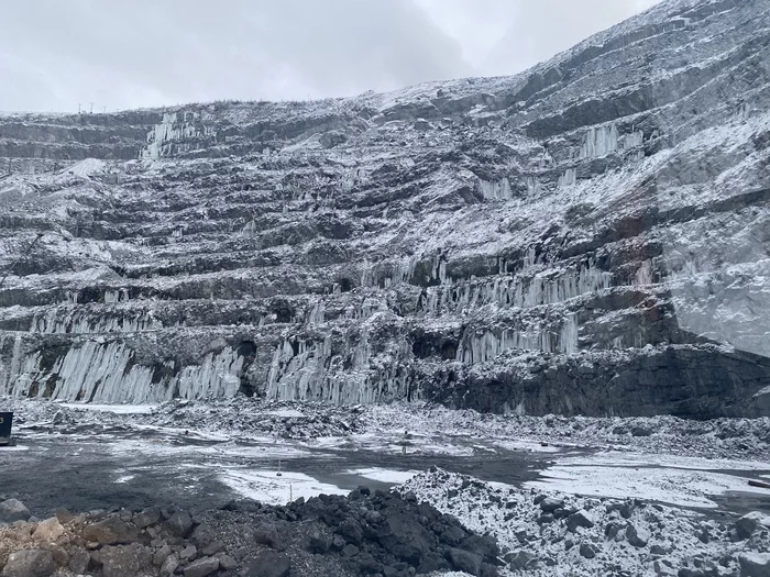 Ковдор. Дно карьера. Водопады уже застыли) - Моё, Ковдор, Карьер, Фотография