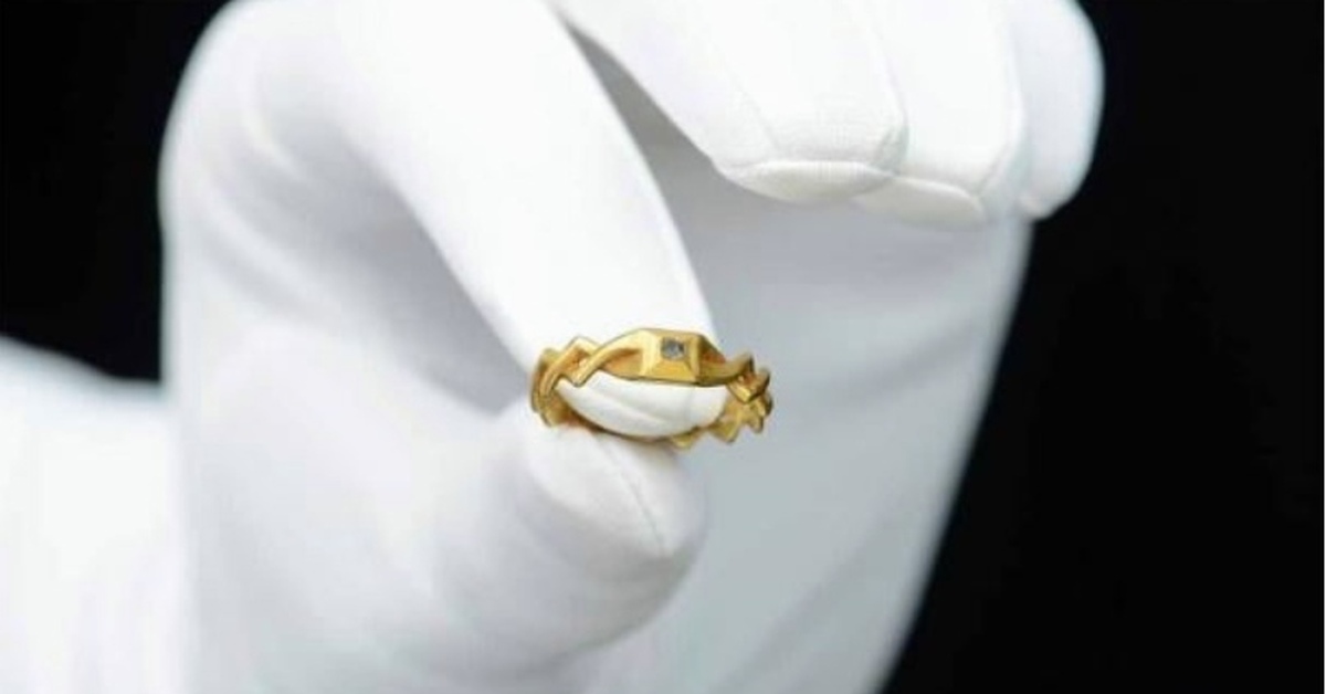 Кольцо оказалось золотым. Старинные обручальные кольца. Кольца на одежде в средневековье. Внутри ломбард какие золото обручальное кольцо есть.