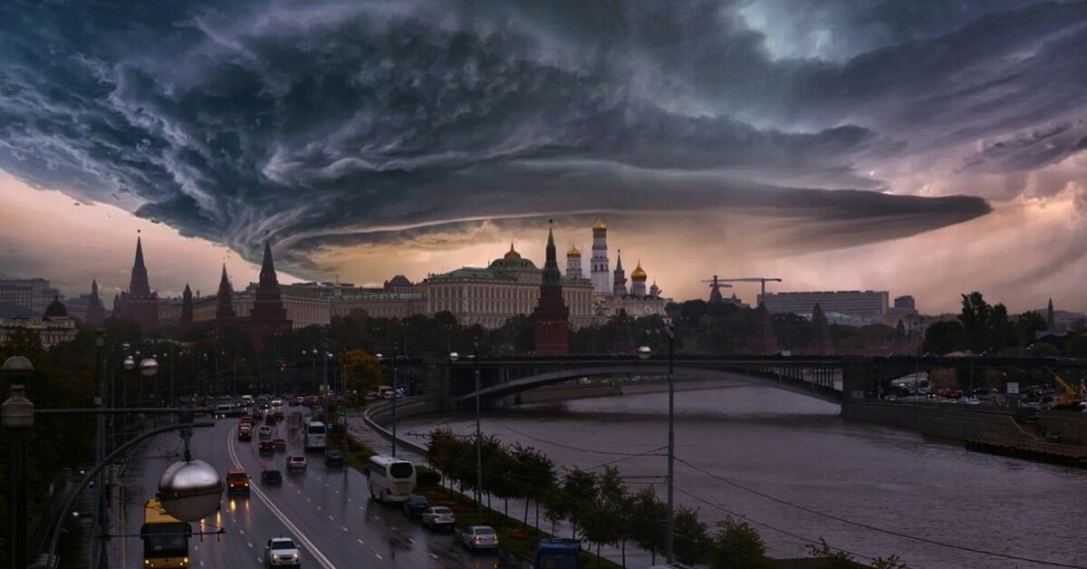 D s москва. Тучи над городом. Небо над Москвой. Облака над городом. Тучи в Москве.