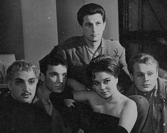 Do you recognize Nadia? - Soviet actors, Retro, Black and white photo, Theatre, Nina Doroshina, Igor Kvasha, Zamansky, Love and pigeons