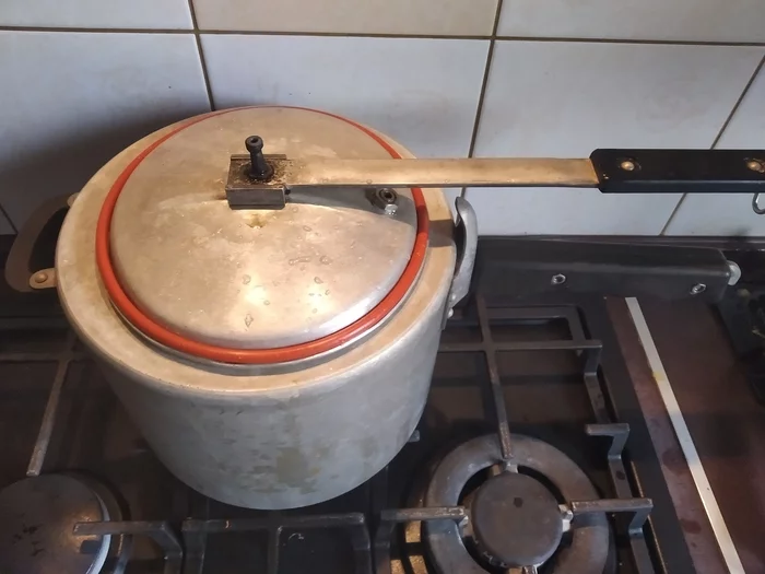 Reply to the post Pea soup in an Afghan cauldron - Pea soup, Wienerwurst, Video, Vertical video, Soup, Recipe, Cooking, Kazan, Reply to post, Longpost, Pressure cooker, Life hack, Advice, Kitchen