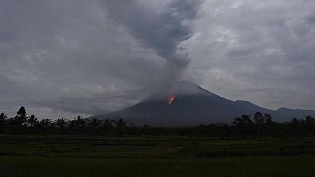 В Индонезии началось извержение вулкана Семеру Извержение, Вулкан, Индонезия, Катастрофа, Видео, Длиннопост, Без звука, Вулкан Семеру