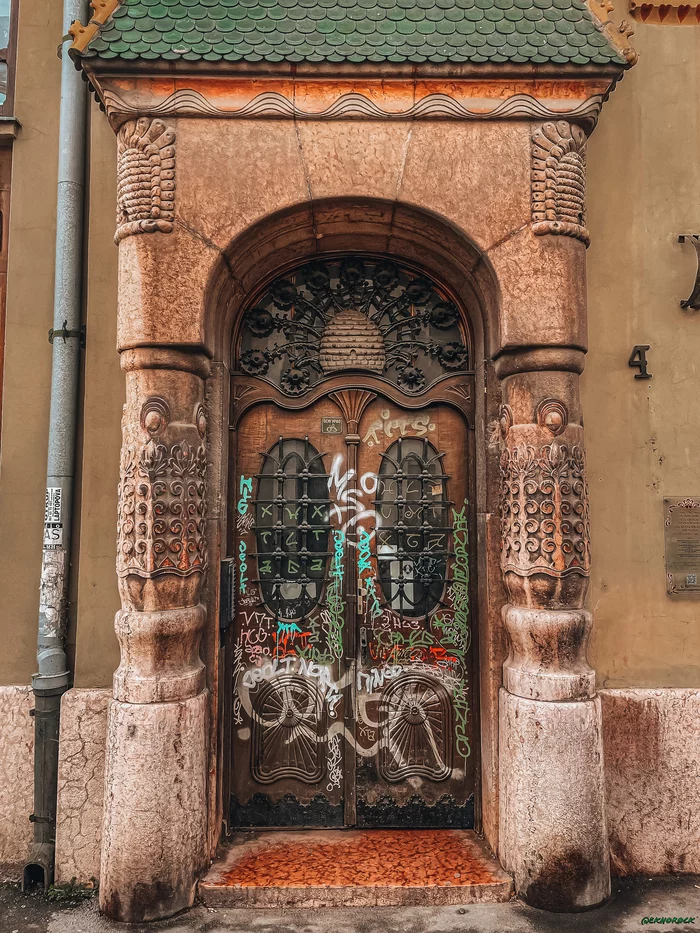 Old entrance doors in Subotica - My, Door, Entrance, Old, Architecture, Story, Town, Serbia, The photo, Mobile photography, Longpost