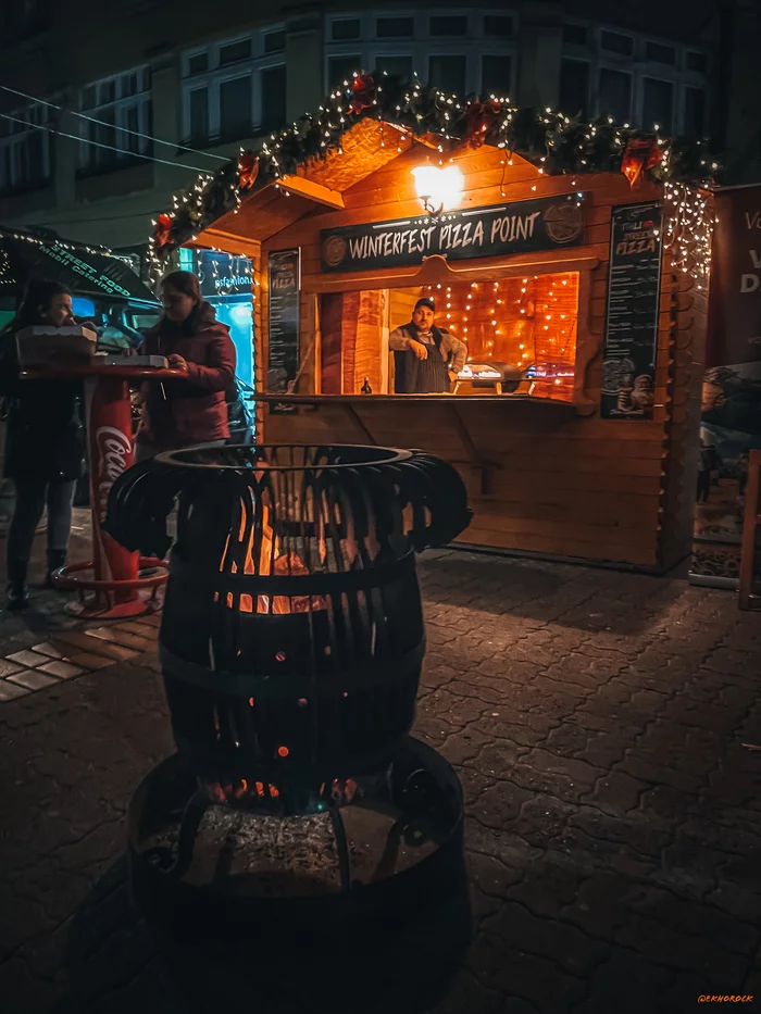 Pizza house at the Christmas market - My, Fair, Christmas, Christmas, Kiosk, Pizza, Town, Subotica, Serbia, The photo, Mobile photography