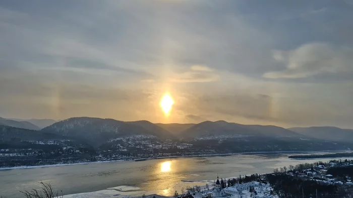 Гало сегодня на Красивом берегу - Моё, Фотография, Сибирь, Мобильная фотография, Зима, Гало, Енисей, Небо, Солнце, Длиннопост