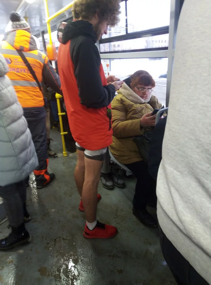 Bare ankles? wow, weaklings! - My, Red moccasins, Saint Petersburg, Public transport, The photo, Unclear