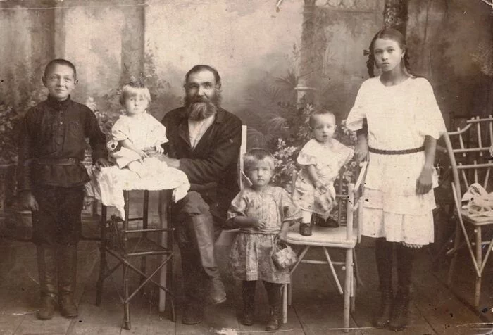 grandfather with grandchildren - Old photo, Black and white photo, 20-e