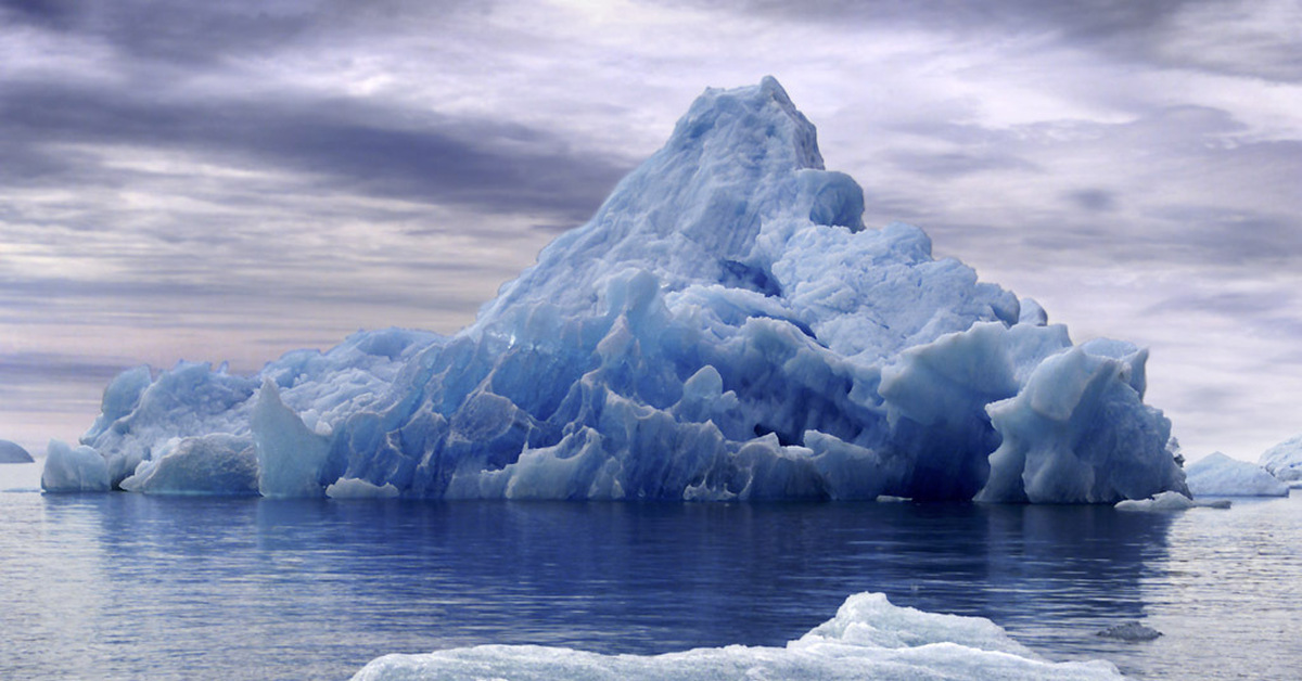 Ледник гидросфера. Водные ресурсы Антарктиды. Айсберг у берега. Огромные ледяные горы. Самый холодный лед.