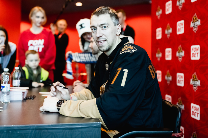 Клюшка-шашлык и косплей Миронова-Еременко: первые конкурсы Мастер-шоу КХЛ