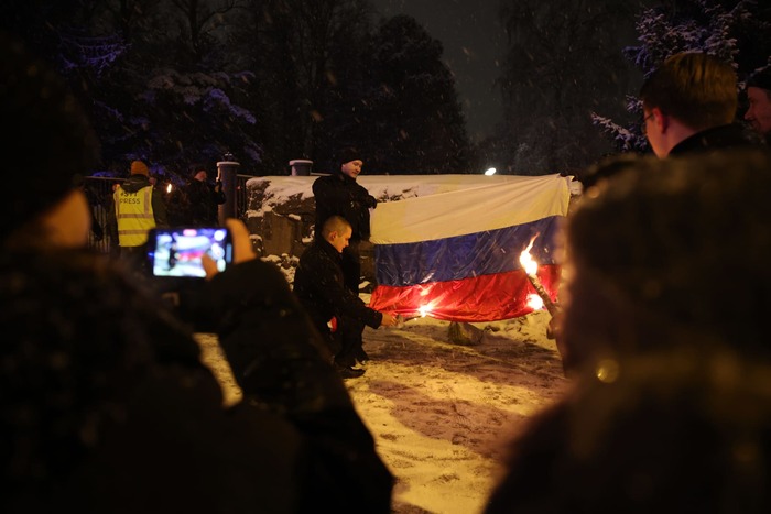 Россия требует привлечь к ответственности лиц, которые в День независимости Финляндии сожгли российский флаг в Хельсинки Политика, Новости, Финляндия, Россия, Хельсинки, Длиннопост